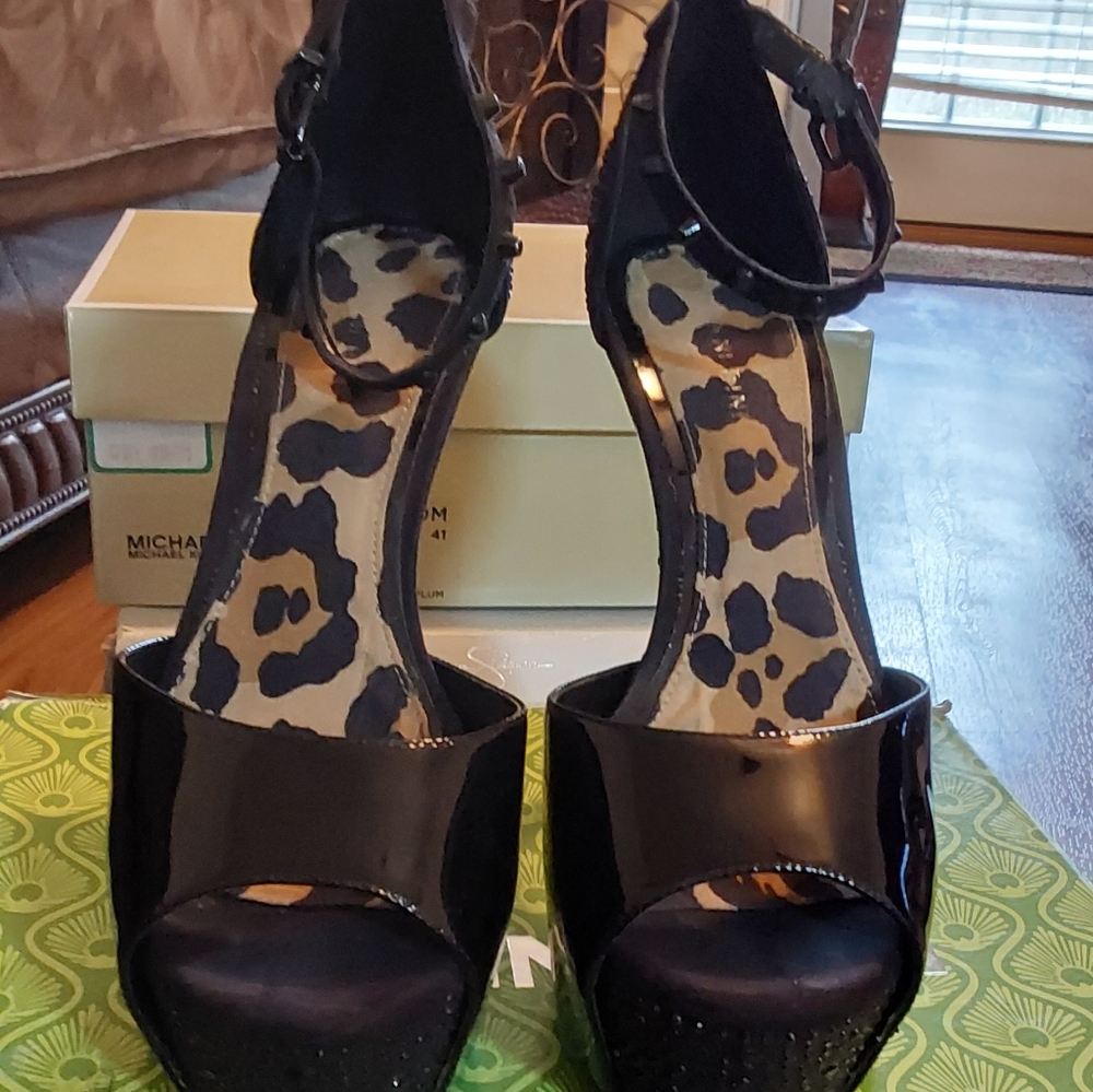 Black heels with leopard and black Diamond